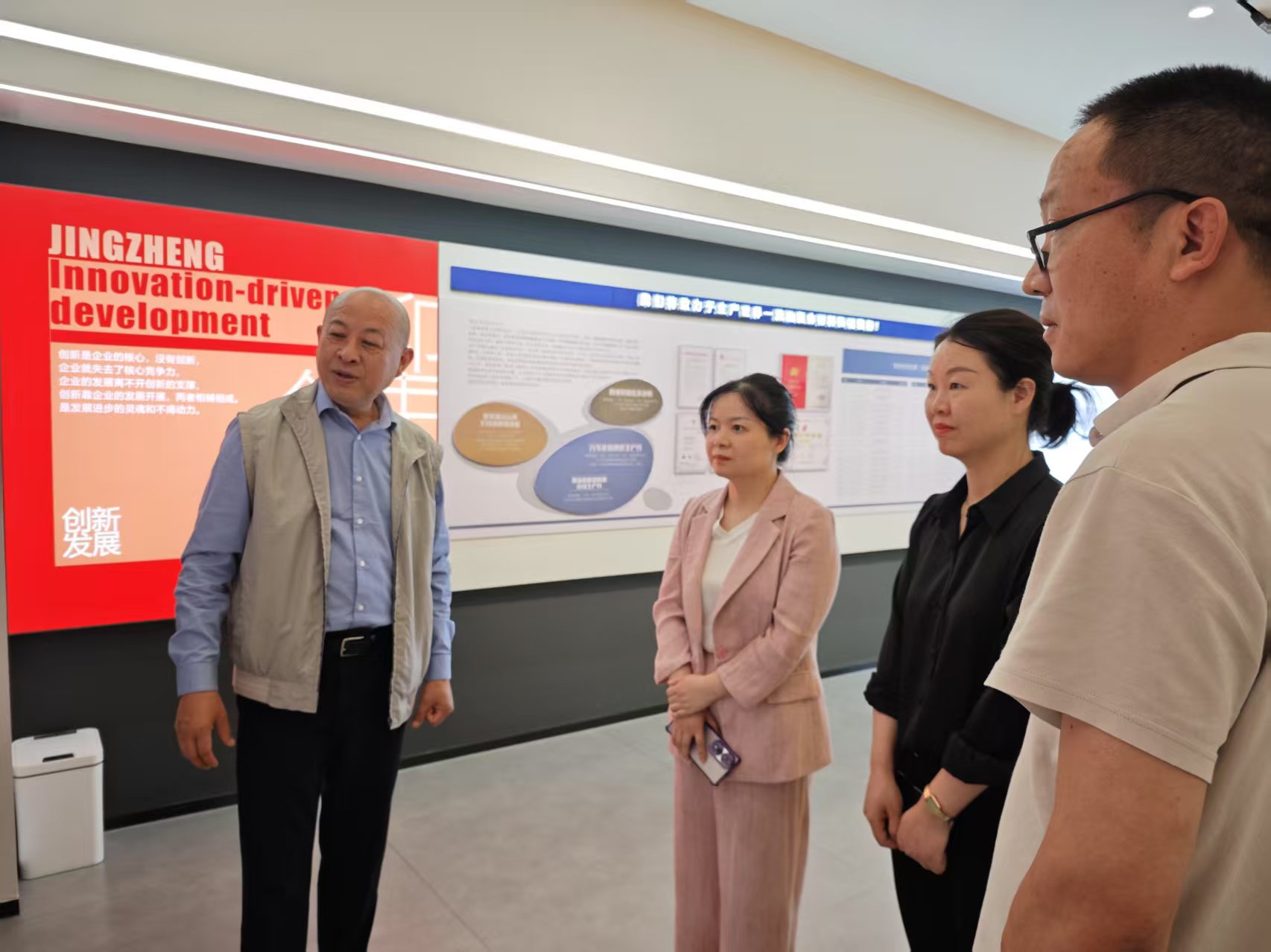 黄副区长来江南注册走访视察